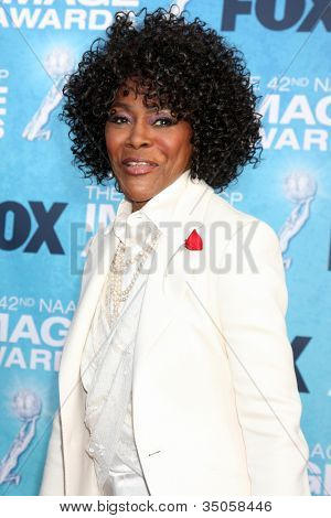 LOS ANGELES - marts 4: Cicely Tyson ankommer på 42nd NAACP Image Awards på Shrine Auditorium på