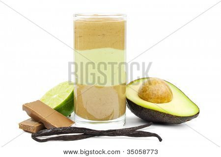 Smoothie de abacate chocolate em camadas em um vidro