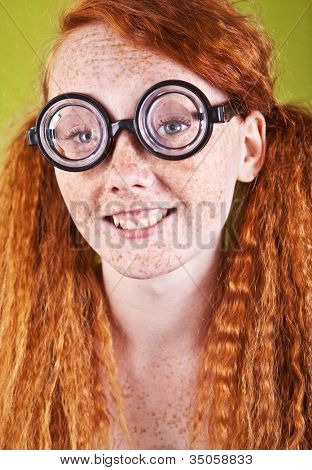 Neşeli çilli nerdy kız