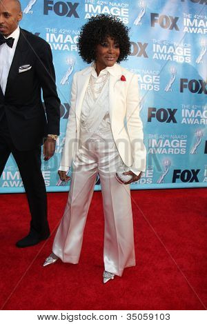 LOS ANGELES - 4 maart: Cicely Tyson aankomen op de 42e NAACP Image Awards in Shrine Auditorium op