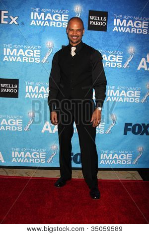 LOS ANGELES - FEB 12: Dondre T. Whitfield přijíždí na recepci nominace 2011 NAACP Image Awards 
