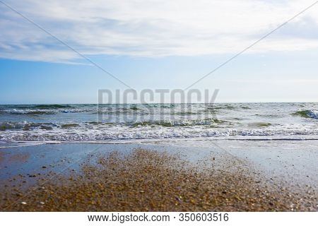 Playa En Día De Cielo Azul Sin Nubes