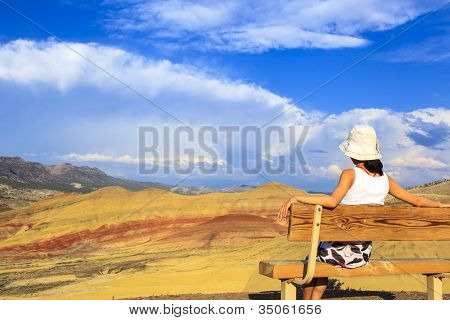 Mladá žena užívat malované Hills