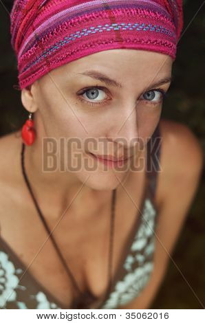 Chica en ropa étnica