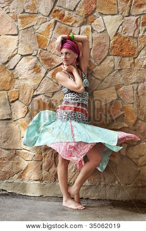 Chica en ropa étnica