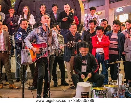 Changsha/china-17 October 2018:unacquainted Street Performers Singing At Huangxing Walking Street In