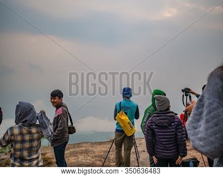 Loei/thailand-17 Feb 2019:unacquainted Tourist Waiting For Sunrise In Early Morning At Phu Kradueng 