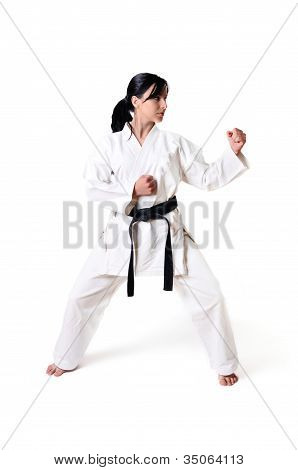 Kobieta karate pozowanie na białym tle