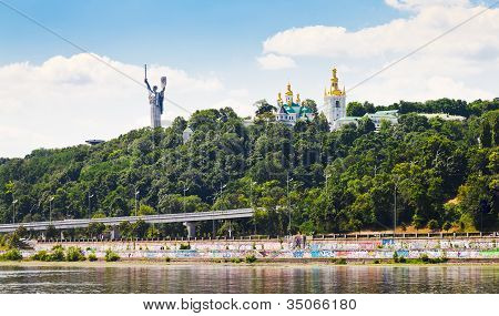 Anya emlékmű, a haza, Kiev