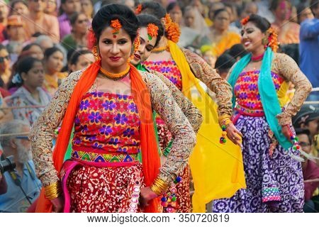 Kolkata, India - 1st March, 2018 : Beautiful Bengali Girl Dancers Dressed In Sari, Traditional India