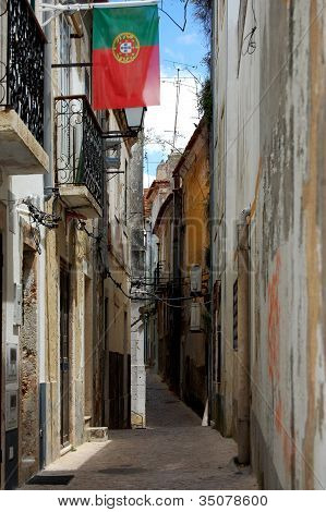 Smal gade historiske zone i setubal portugal jeg