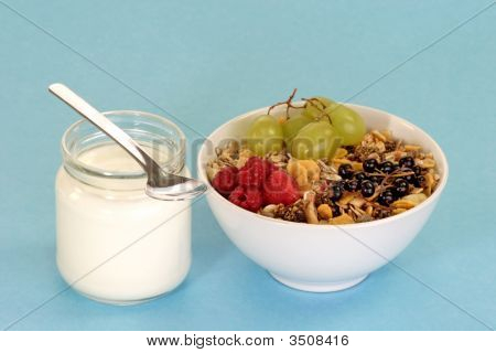 กราโนล่าและ Yoghourt