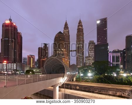 Kuala Lumpur, Malaysia - 16 Feb 2020: Saloma Link Bridge Against The Petronas Twin Towers On A Cloud