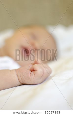 Mano del bambino nato nuovo