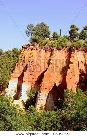 Les Ocres Du Roussillon, červené skalní útvary. Luberon, Provence, Francie