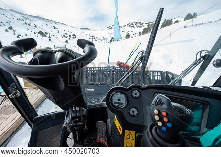 Grandvalira, Andorra : 2022 February 24 : From Inside A Snow Groomers Pisten Bully 600 At The Grandv