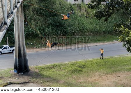 Rappel Practitioner Doing Extreme And Dangerous Marbalisms. Salvador Bahia Brazil.