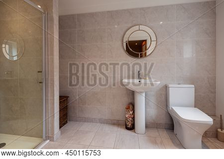 Traditional Modern Shower Room Wc