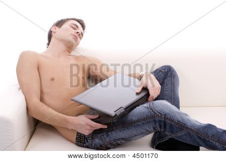 Ung dreng sover på sofaen