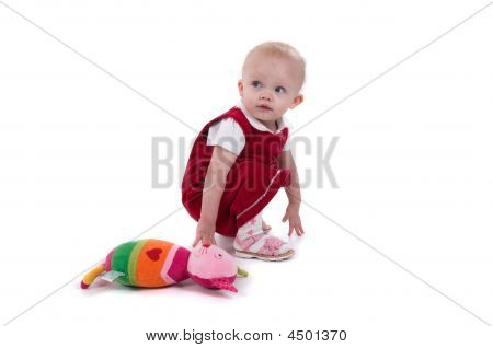 Baby siddende på gulvet