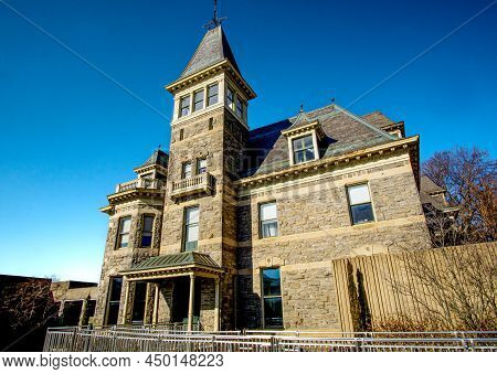 Yonkers, Ny - Usa - Feb 27, 2022 Three Quarter View Of The Glenview Mansion Of The Hudson River Muse