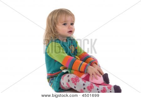 Baby siddende på gulvet