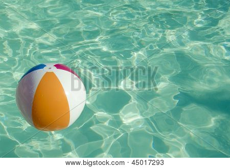 Bola na piscina