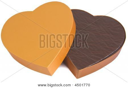 Caixa de Chocolate dourada isolada em forma de coração aberto