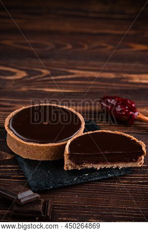 Round Tartlet In Butter Cream, Baked Tartlet Dessert, Chocolate Tartlet With Berry