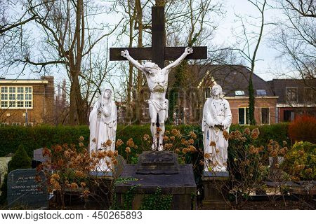 13 February 2022, Zijlpoort, Leiden, Netherlands, Image Of The Old Catholic Begraafplaats Cemetery Z