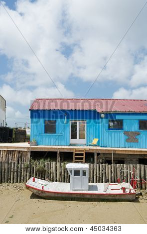 เคบินไม้สีสันสำหรับประมงหอยนางรมที่ Oleron ชาโตว์เดอ