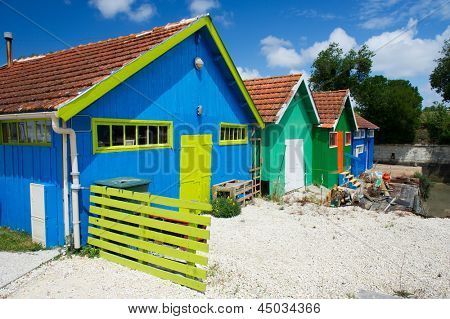 เคบินไม้สีสันสำหรับประมงหอยนางรมที่ Oleron ชาโตว์เดอ