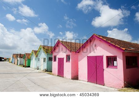 เคบินไม้สีสันสำหรับประมงหอยนางรมที่ Oleron ชาโตว์เดอ