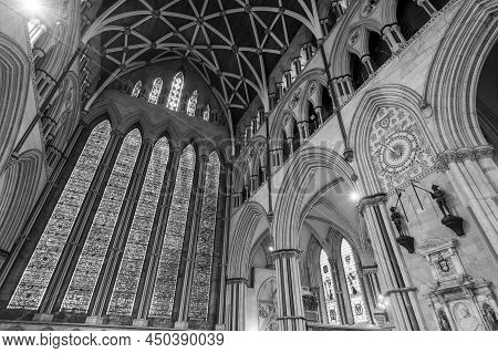 York.yorkshire.united Kingdom.february 14th 2022.view Of The Five Sisters Window In The North Transe