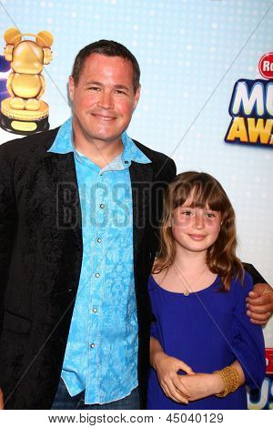 LOS ANGELES - APR 27: Jeffa Corwina, dcera dorazí na Radio Disney Music Awards 2013 na No