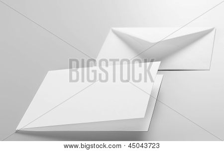 Elementi decorativi in bianco: busta, cartolina
