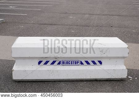 Bordeaux , Aquitaine  France - 02 28 2022 : Blocstop Logo Brand And Text Sign On Bloc Stop Broken Co