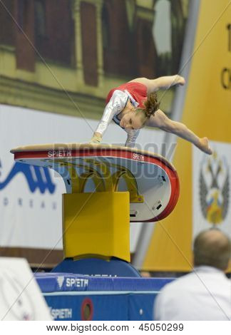 Mosca, RUSSIA - 20 aprile: Noel van Klaveren, Paesi Bassi esegue vault in finale della 5a Europea