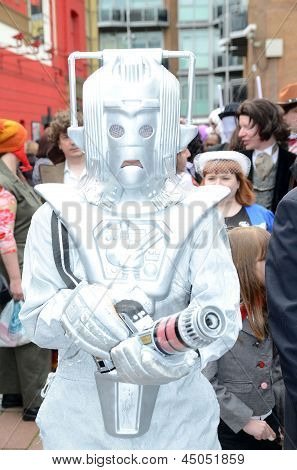 Sci Fi Londra sfilata per segnare l'inizio del 2013 Sci Fi London Film Festival di Stratford Londra
