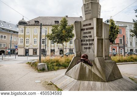 Linz, Austria, 29 August 2021: Narrow Picturesque Street, Facade Of Colorful Buildings In Historic C