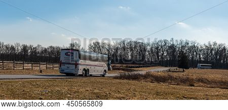 Gettysburg, Pennsylvania, Usa February 8, 2022 Tour Buses In The Gettysburg National Military Park O