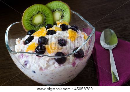 Pyszna filiżanka self-made musli z orange i jagody