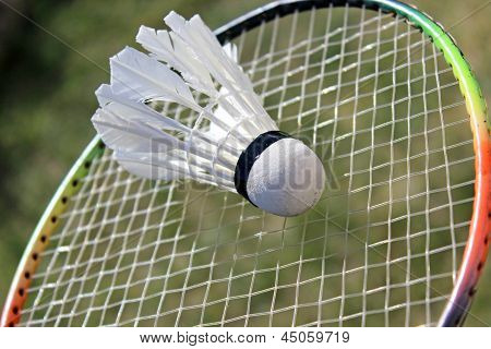 Volani badminton sulla racchetta