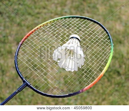 Volani badminton sulla racchetta