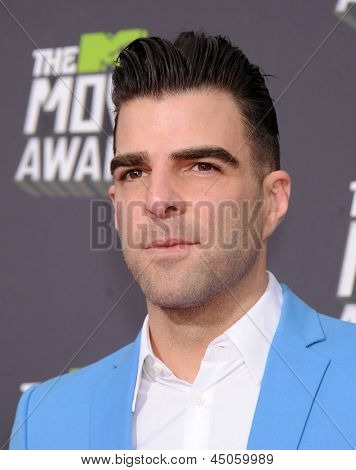 LOS ANGELES - APR 14: Zachary Quinto dorazí na Mtv Movie Awards 2013 na 14 dubna 2013 v Cul