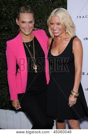 LOS ANGELES - 04 de APR: Molly Sims & Tracy Anderson chega para Tracy Anderson Flagship Studio Ope