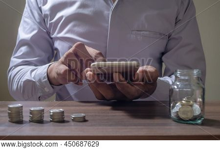 Online Banking And Internet Banking Savings Concept, Online Investment Savings, Online Stock Investo