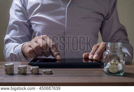 Online Banking And Internet Banking Savings Concept, Online Investment Savings, Online Stock Investo