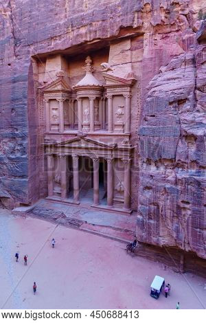 Petra, Jordan - October 22, 2021: View Of The Treasury (al-khazneh) With Visitors, In The Ancient Na