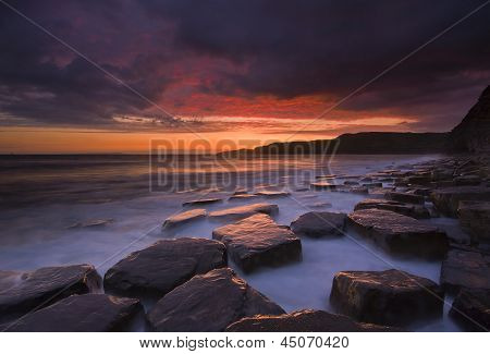 Sonnenuntergang, Meer, Felsen und Küste bei Kimmeridge, Dorset